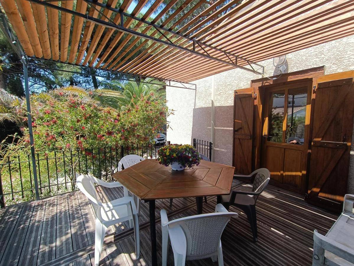 Appartement entier, Apartment with Terrace in Aigues-Mortes, Côte d'Améthyste