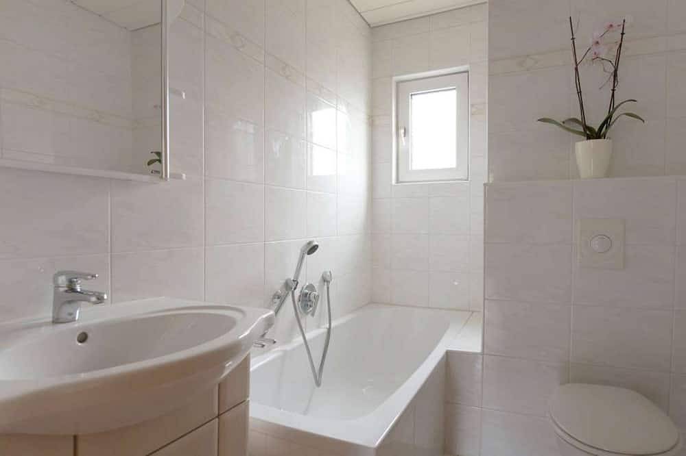 Ganze Wohnung, Wohnung mit zwei Schlafzimmern und großer Küche nahe Frankfurt in Mühlheim am Main, Landkreis Offenbach