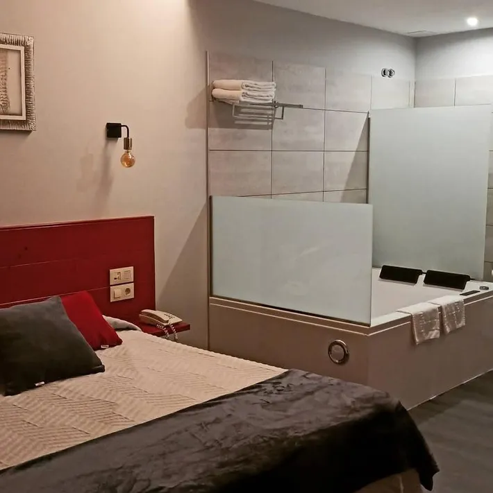 Hotel para 3 personas, con jardín y vistas además de sauna y piscina, Se admiten mascotas - 1