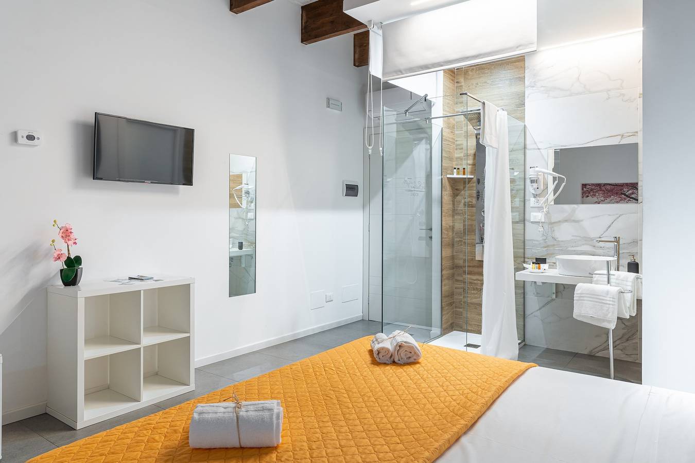 Room 104 at 'Le Saline Rooms Marzamemi' Wi-Fi and Air Conditioning (No Windows) in Marzamemi, Pachino