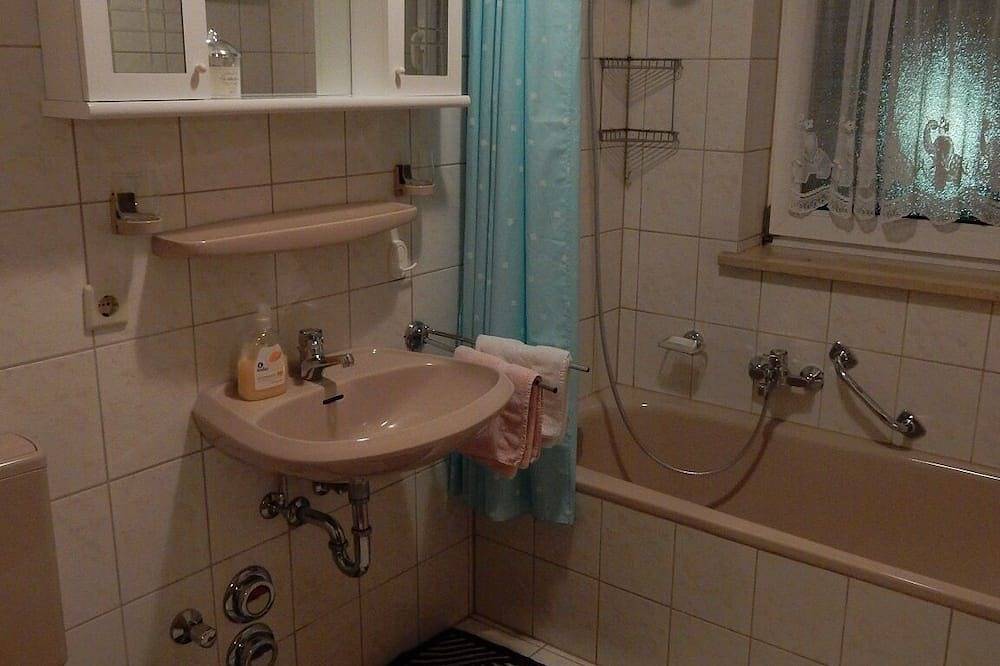 Ganze Wohnung, 3-Sterne Nichtraucherferienwohnung mit Balkon und kostenfreien Parkplatz direkt am Haus in Bad Staffelstein, Oberes Maintal - Coburger Land