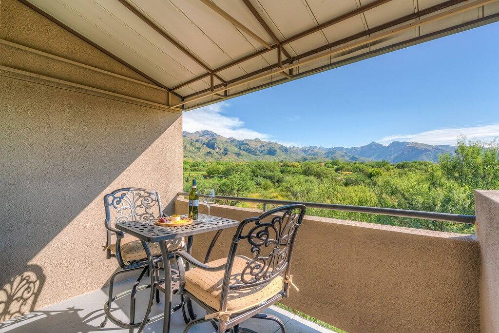 Ganze Wohnung, 2nd Floor Condo Breathtaking Mountain Views Steps from Pool in Catalina Foothills, Pima County