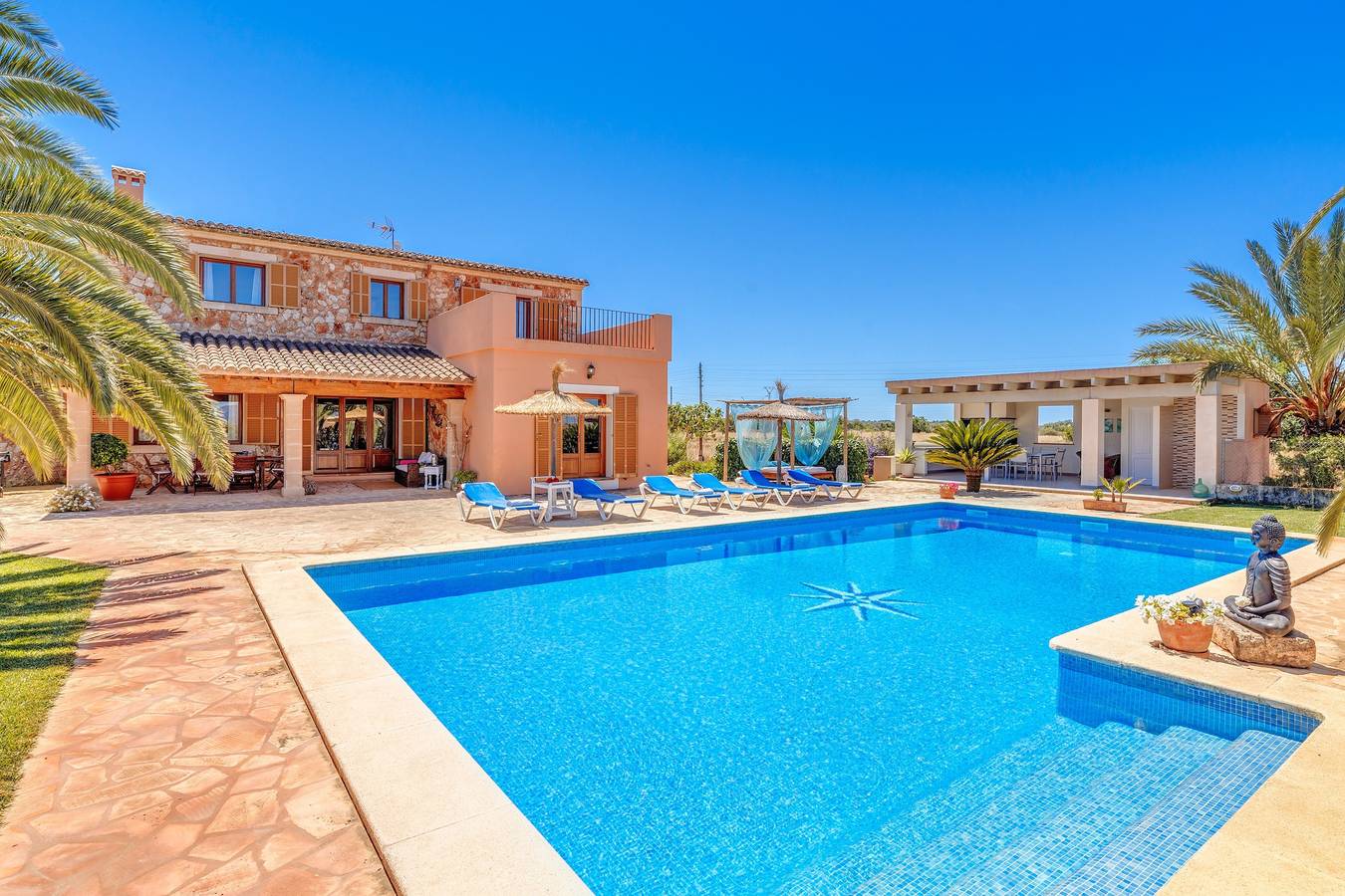 Fantástica casa rural con piscina, terrazas, jardín, aire acondicionado y Wi-Fi in Campos, Mallorca Sur