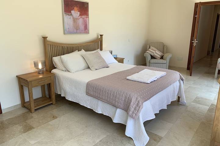 Luz de Sol ist eine fantastische neu gebaute Strandvilla, 25 Meter vom Strand entfernt in Costa dels Pins, Son Servera
