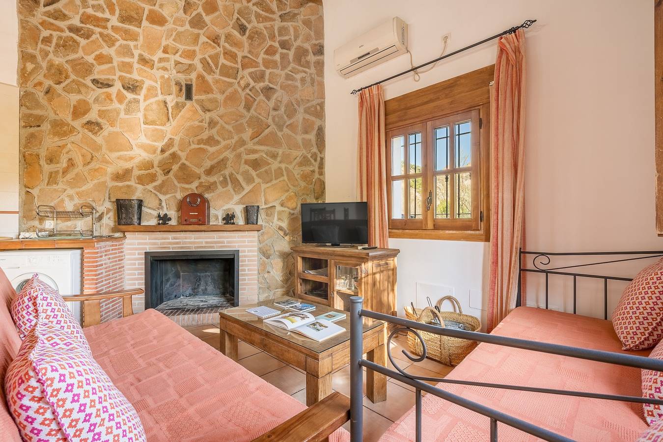 Apartamento entero, Apartamento 'Casa Rocío' con vistas a la montaña, Wi-Fi y aire acondicionado. in Castril, Geoparque de Granada