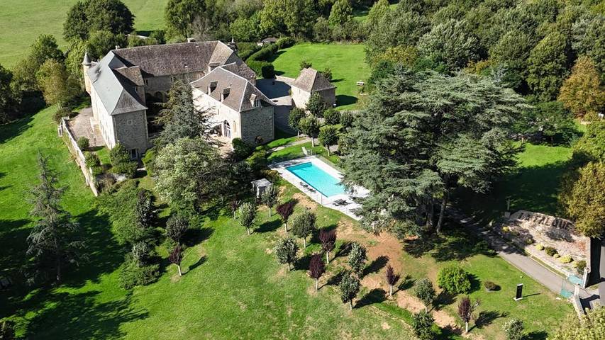 Hôtel pour 2 personnes, avec sauna et jacuzzi ainsi que piscine et jardin, animaux acceptés à Saint-Geniez-d'Olt - 3