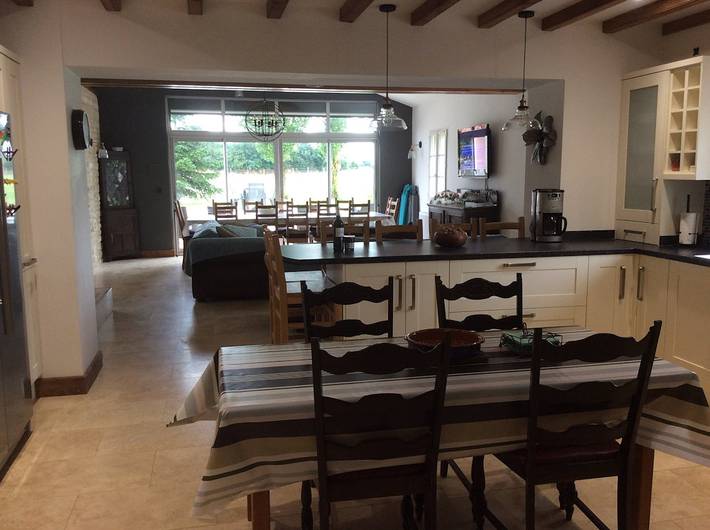 Gîte pour 14 personnes, avec terrasse ainsi que piscine et jardin dans les Deux-Sèvres - 4