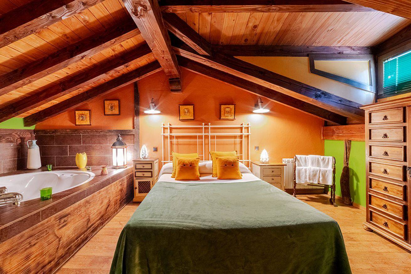 Entire apartment, Apartment 5. Suite 2 bedrooms, 2 bathrooms, round Jacuzzi and fireplace in Enterría, Camaleño