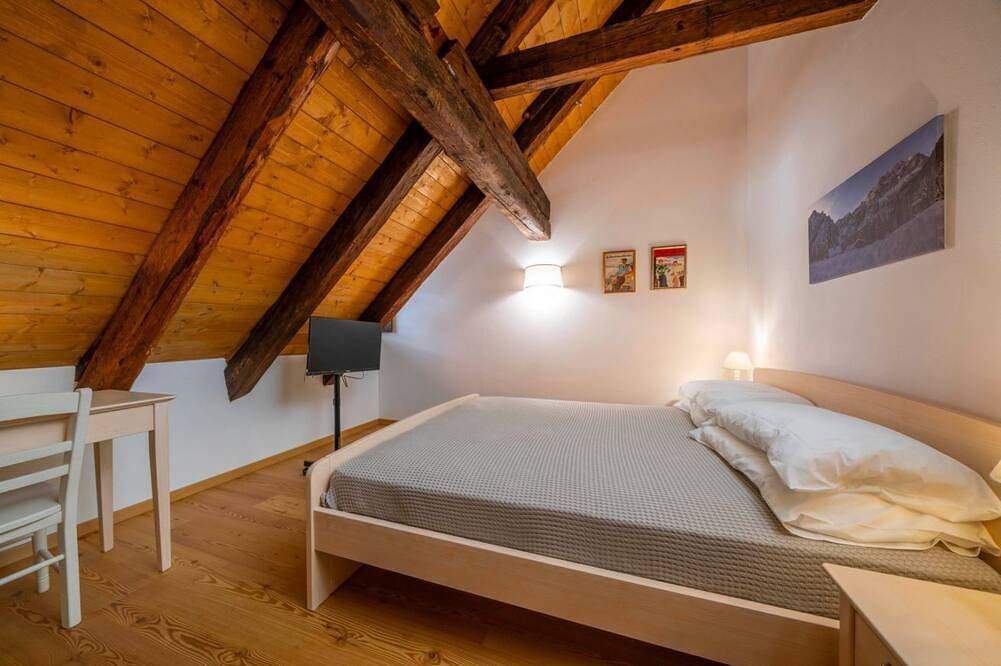 Entire apartment, A comfortable 94 square meters apartment, perfect for seven people, located on the second floor of a historic building dating back to 1864 and renovated in 2025 while maintaining its historic atmosphere (No elevator).The property is located on Tarvisio's in Tarvisio, Karnischer Hauptkamm