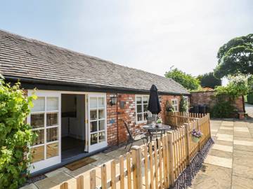 Log Cabin for 2 People in Hinckley and Bosworth, Leicestershire, Photo 1