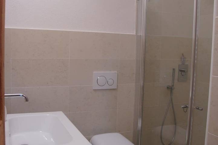 Camera matrimoniale con bagno privato, in un B&B tra Lessinia e Valpolicella in Sant'Anna d'Alfaedo, Provincia di Verona