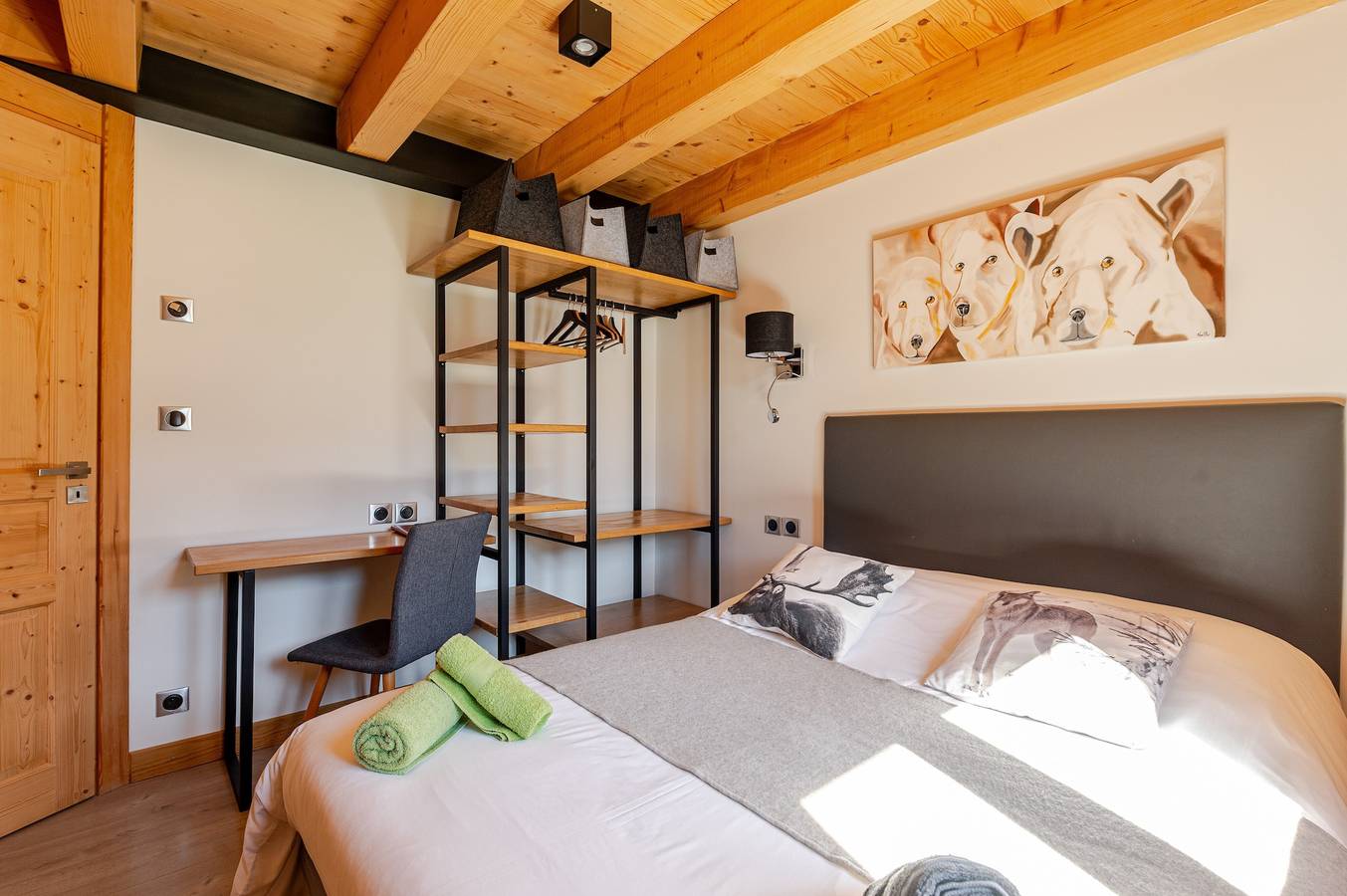 Chalet "Helnes - Contemporain" avec vue sur les montagnes, terrasse privée et Wi-Fi in Savoie