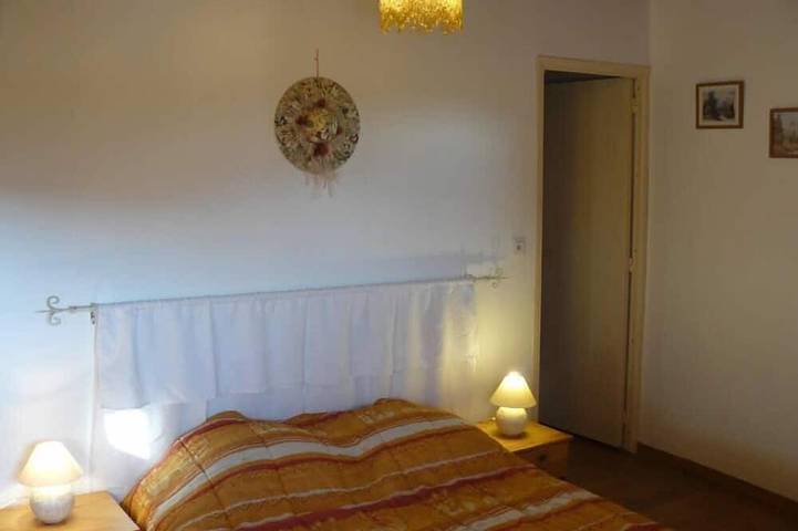 Gîte pour 6 personnes, avec terrasse à Le Chaffaut-Saint-Jurson - 2