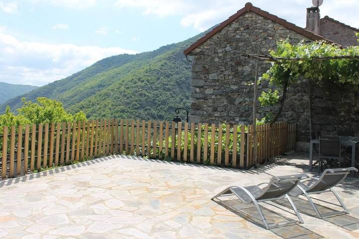 Gîte pour 4 personnes, avec terrasse et vue à Pied-de-Borne