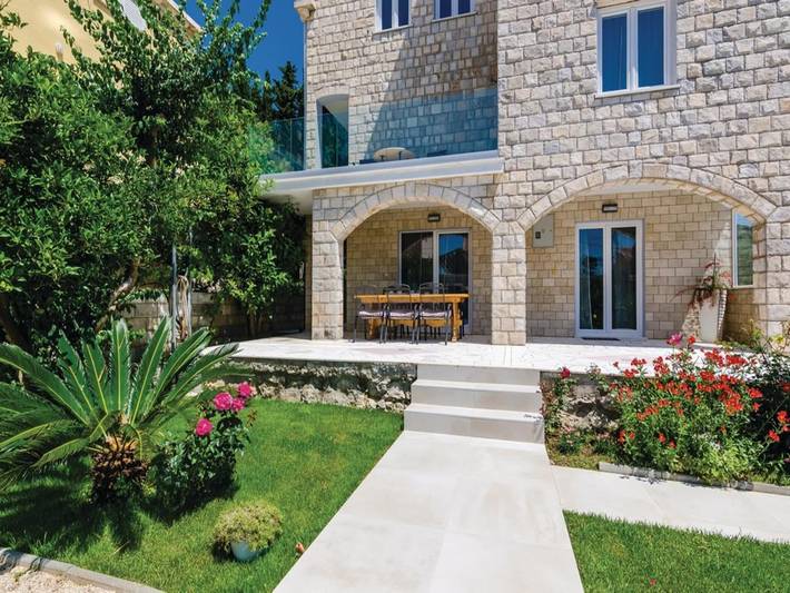 Villa for 8 people, with garden and terrace as well as pool and sauna, child-friendly - 1