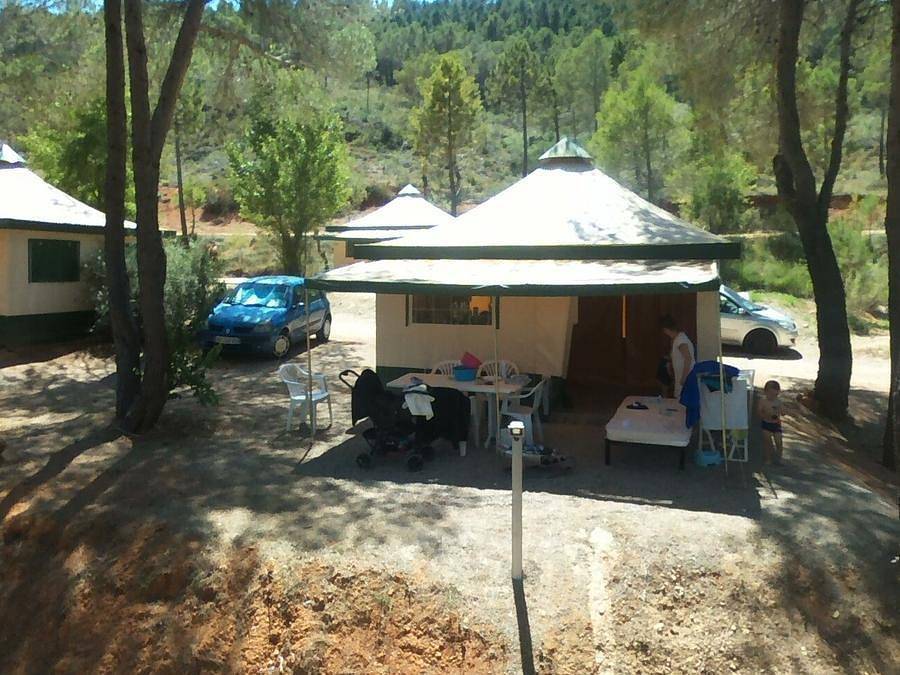 Flower Camping Les Cadenières - Bungalowzelt 5 personen - Zeltbungalow Standard 20m² 2 Schlafzimmer - gemeinsame Sanitäranlagen - ohne Klimaanlage 1/5 pers. in Villecroze, Draguignan Region