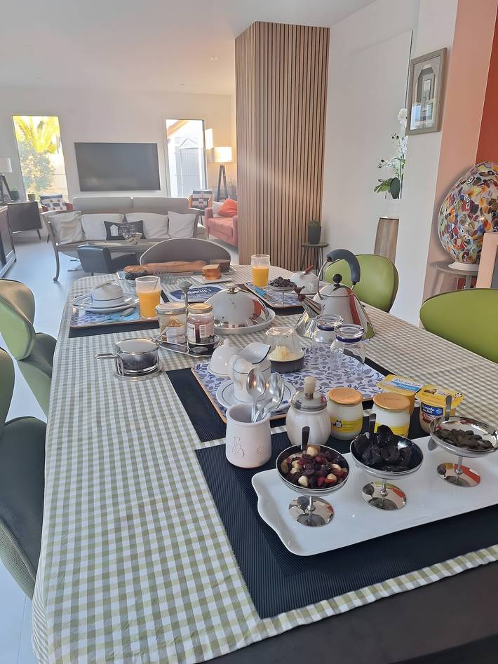 Paloma by the Sea Guest Room with Shared Terrace, Garden, and Wi-Fi in Pornichet, Côte d'Amour