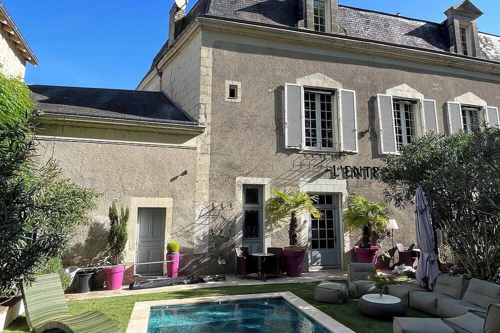 Villa L'Entrepotes with heated pool in Chinon's historic city center in Chinon, Loire-Tal