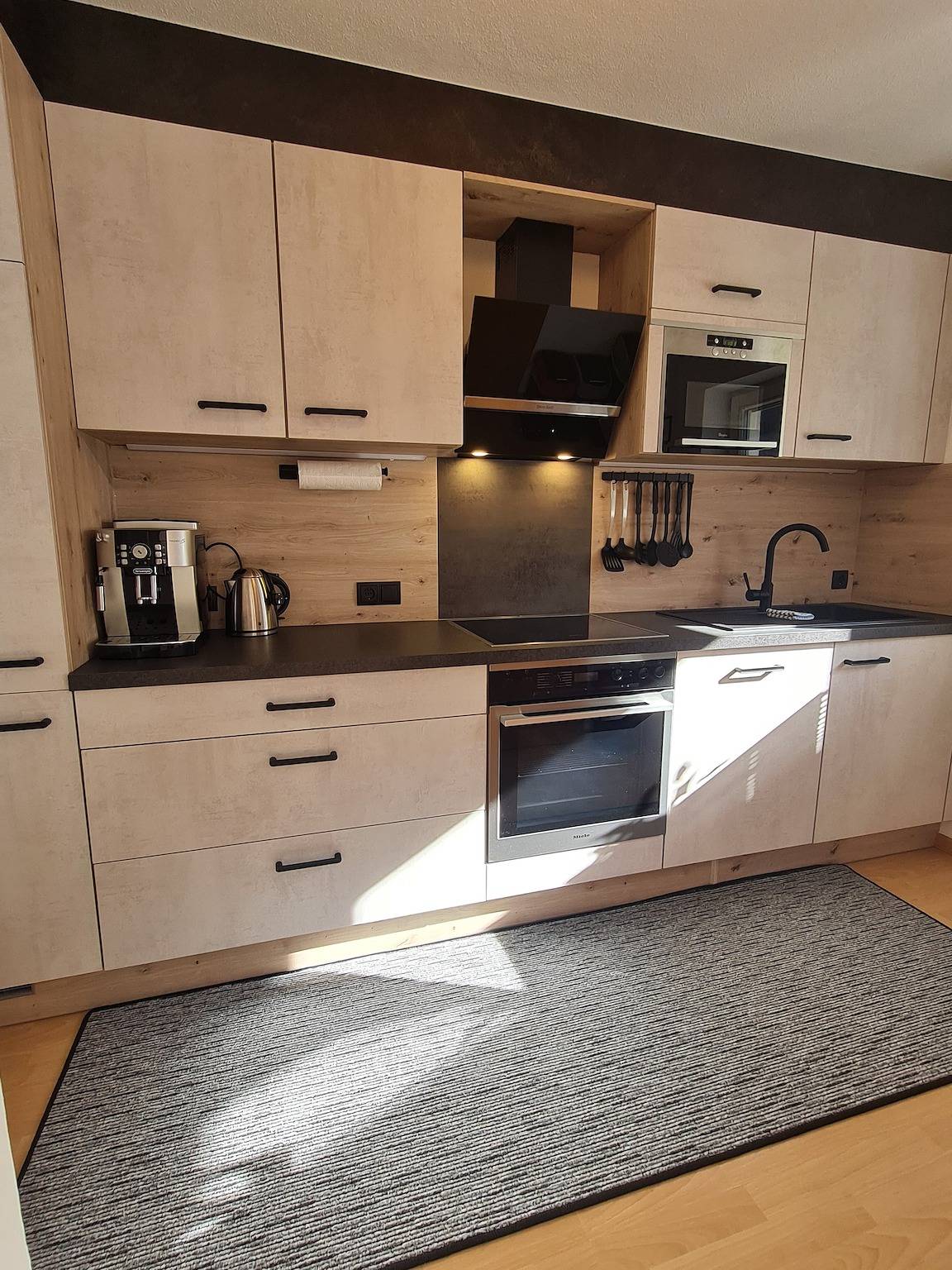 Ganze Wohnung, "Haus Alpenheim Ferienwohnung 3" mit Bergblick, Balkon & Wlan in Madseit, Hintertux