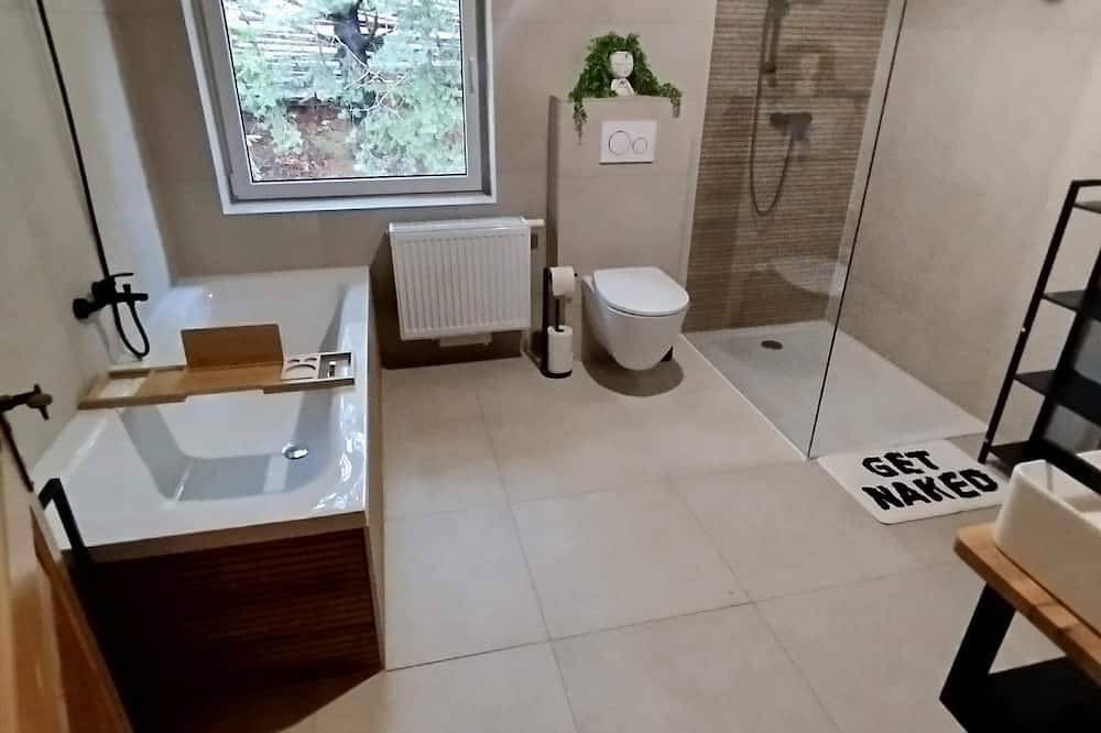 Ferienhaus mit Panorama-Sauna, Gratis E-Bike Verleih & Platz für 6 Personen! in Frantschach-Sankt Gertraud, Lavanttaler Alpen