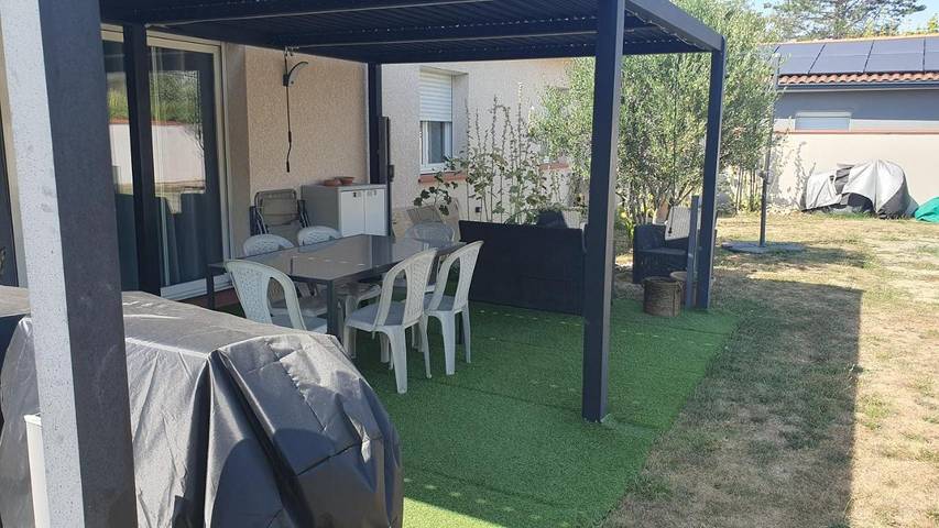 Location de vacances pour 2 personnes, avec Terrasse et Jardin ainsi que Piscine et Vue à Bruguières - 4