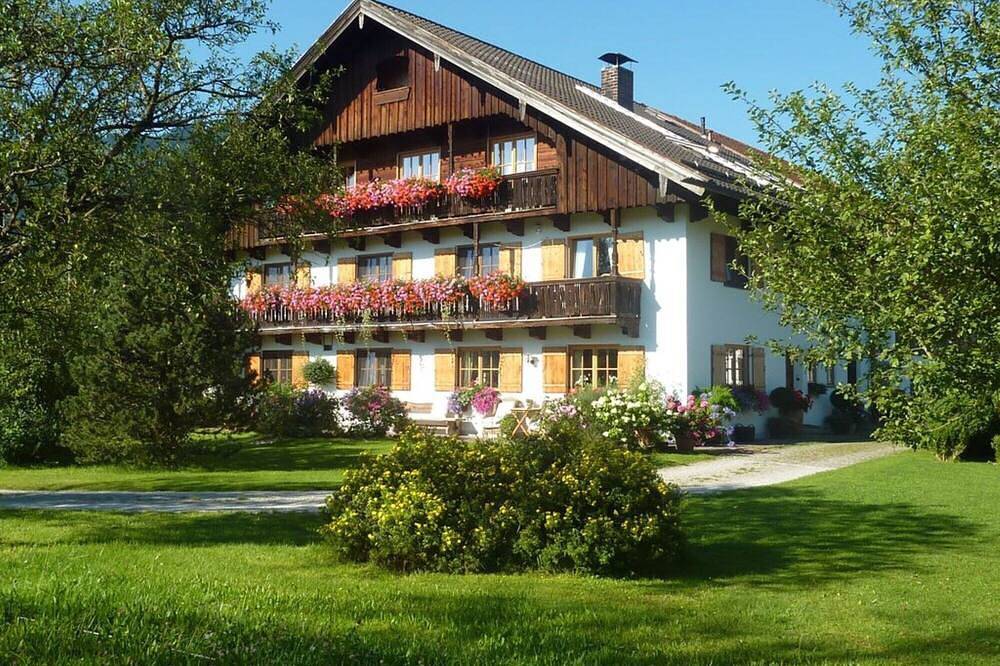 Ganze Wohnung, Heissbauer Rosentraum, Bergblick, zentral, ideal für Ausflüge mit Auto, Bike. in Wackersberg, Tölzer Land