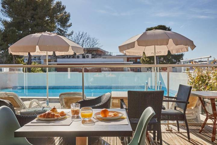 Appart’hôtel pour 4 personnes, avec piscine ainsi que terrasse et vue, animaux acceptés