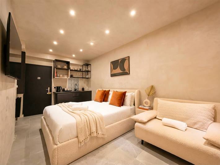 Ganzes Studio, Urbanflat 11 - Cosy king studio near champs Elysees in Paris, Ile de France