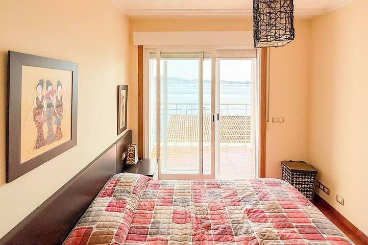 Ganze Wohnung, Xilgar Apt Raxo Beach, with views one minute from the beach in Praia de Xiorto (Poio), Poio