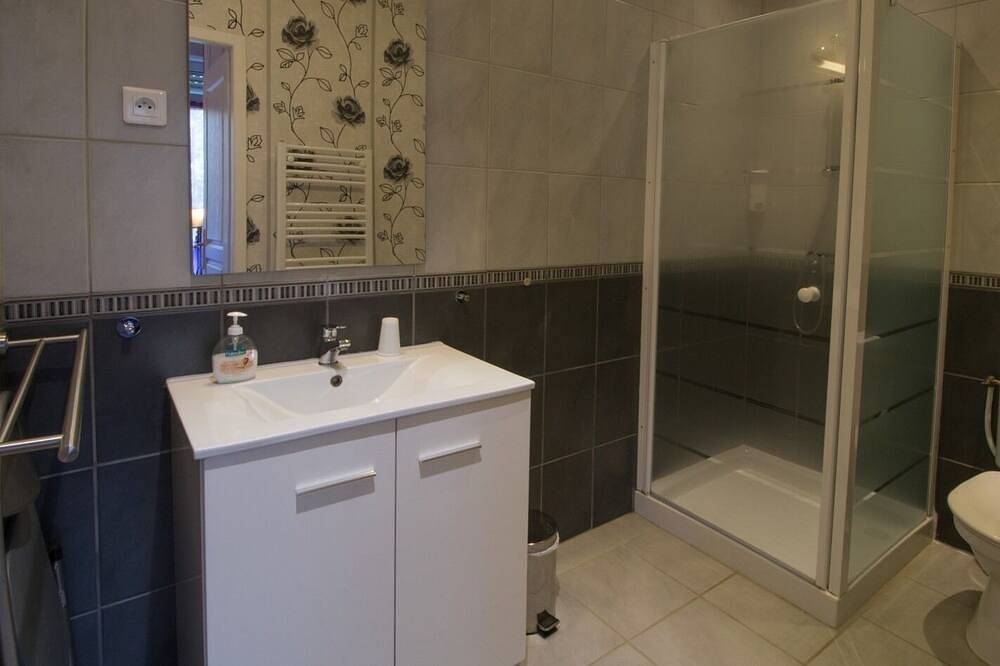 Doppelzimmer-Komfort-Ensuite mit Dusche-2 in Saint-Affrique, Parc naturel régional des Grands Causses