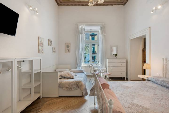 Apartment 'Romantico Vicino Al Duomo' with Wi-Fi and Air Conditioning in Naples, Naples Province
