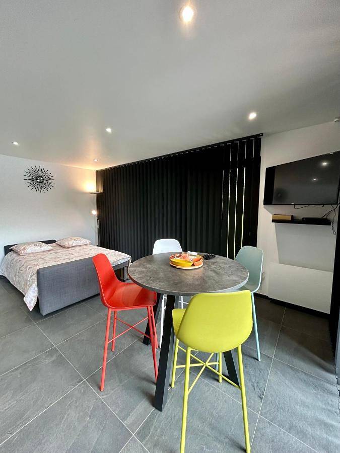 Gîte pour 2 personnes, avec terrasse ainsi que piscine et jardin dans Chamarandes-Choignes - 3