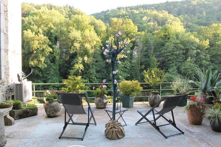 Location de vacances pour 2 personnes, avec vue et terrasse à Olliergues - 3