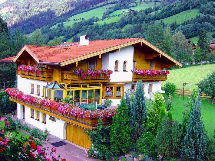 Ferienwohnung für 4 Personen, mit Balkon und Terrasse sowie Garten in Dorfgastein
