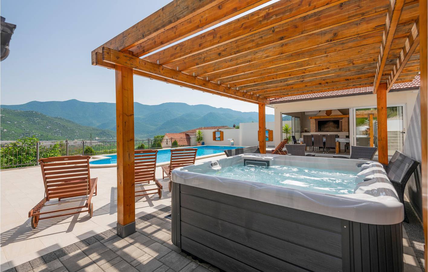 Moderne 2-Zimmer-Wohnung mit Pool, Terrasse und Garage in Vrgorac in Makarska Riviera