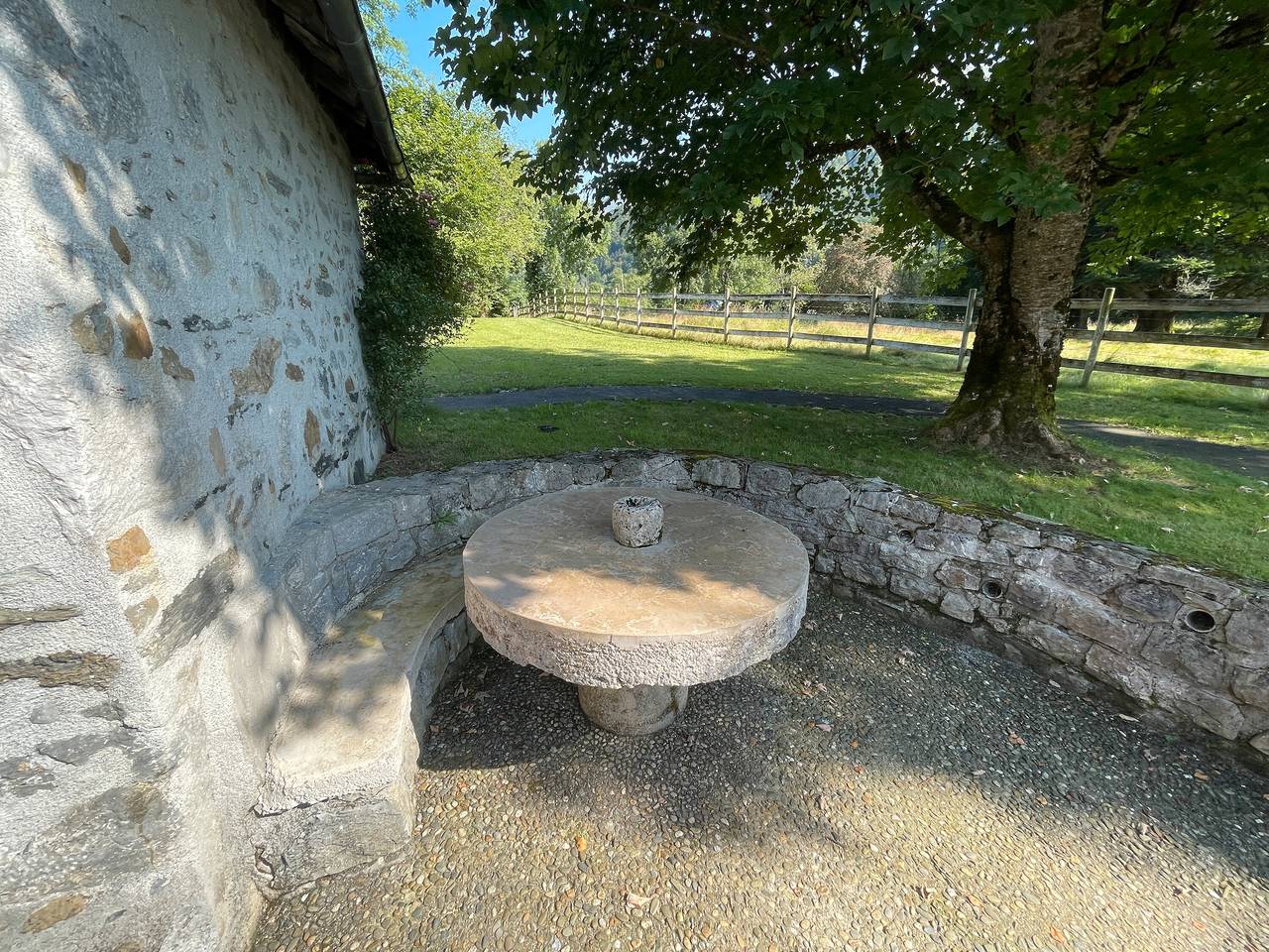 Vakantiehuis 'Ancienne Bergerie' met bergzicht, gedeeld terras en privé tuin in Castet, Béarn