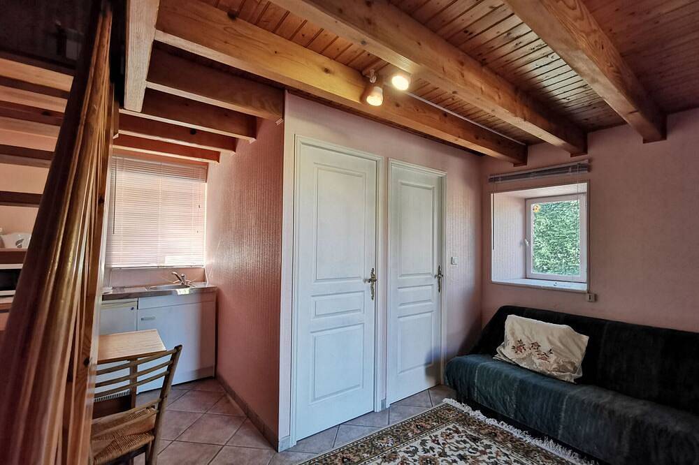 Gîte Authentique pour 2-3 Pers. avec Cour, Terrain et Pêche, à Proximité de Brioude et Blesle in Lorlanges, Haute-Loire