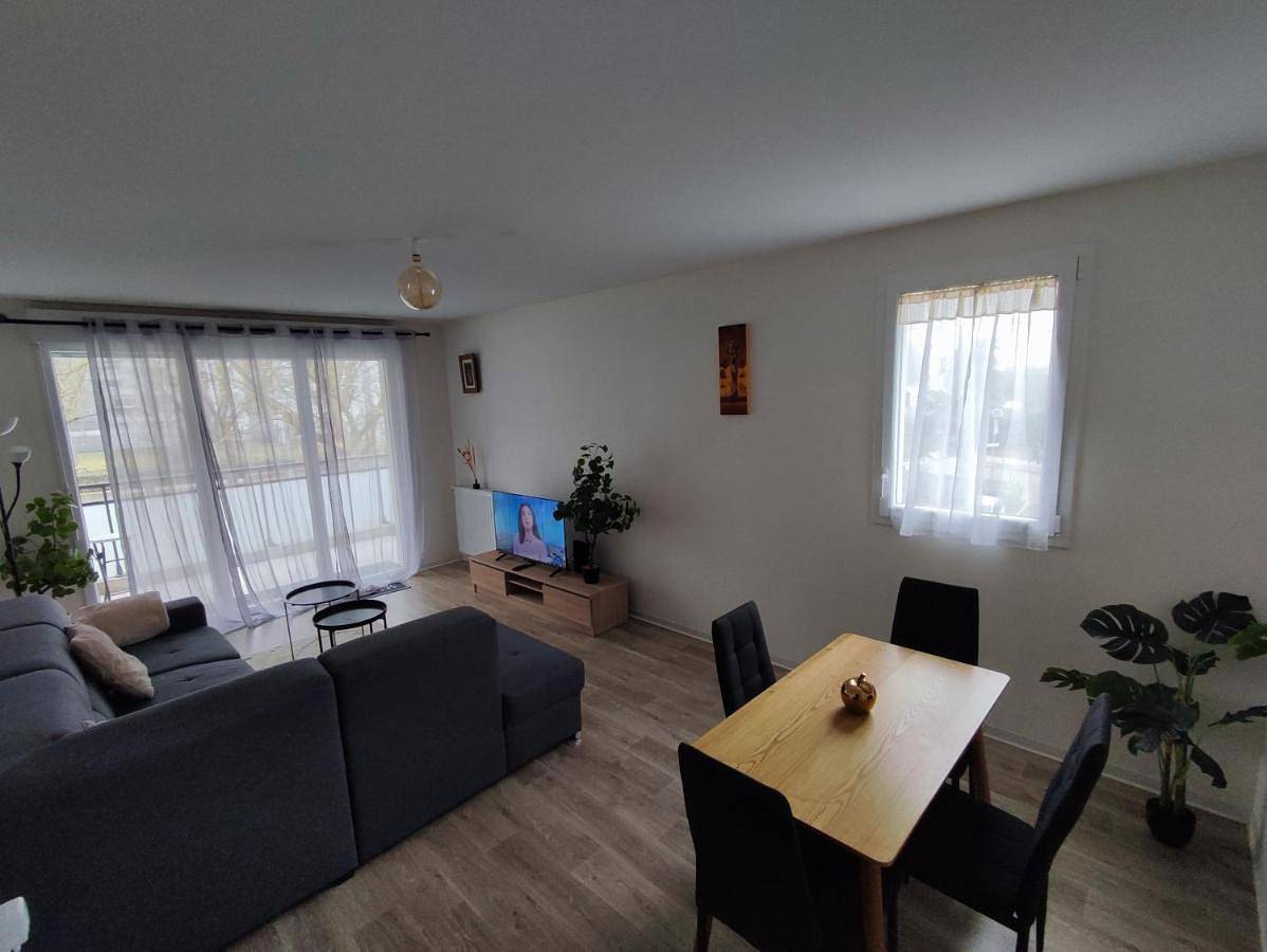Appartement entier, T3 lumineux avec grande terrasse et parking sécurisé in Chenôve, Région de Dijon