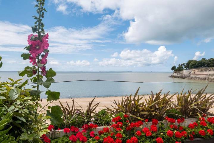 Location de vacances pour 2 personnes, avec jardin ainsi que terrasse et vue dans Casino De Fouras