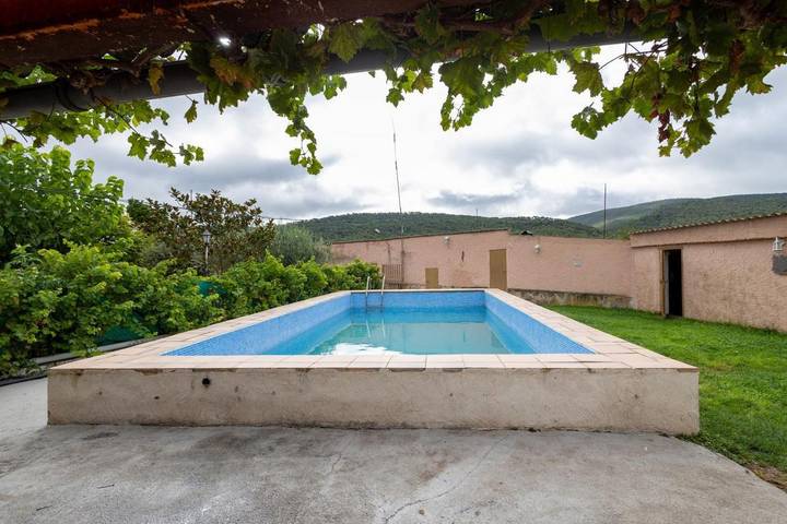 Casa rural para 21 personas, con terraza además de jardín y piscina en Conca de Barberà