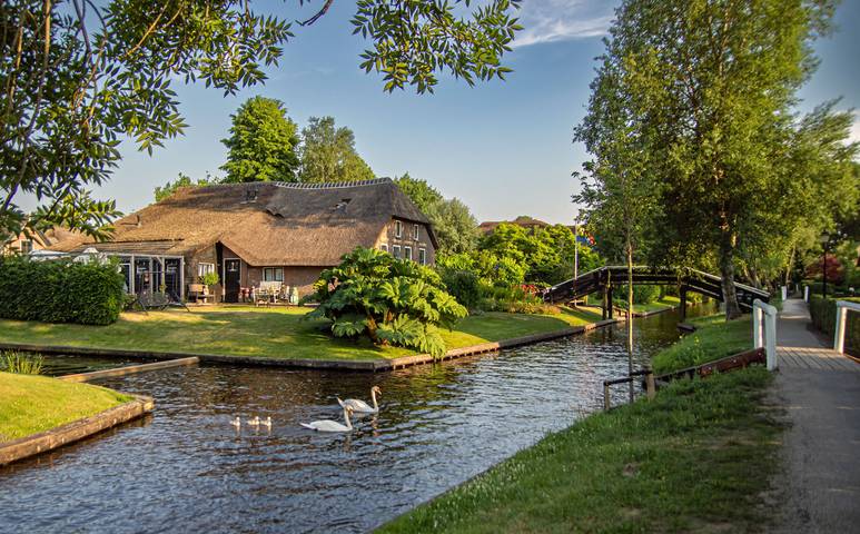 Location de vacances pour 6 personnes, avec terrasse ainsi que jardin et sauna dans Giethoorn