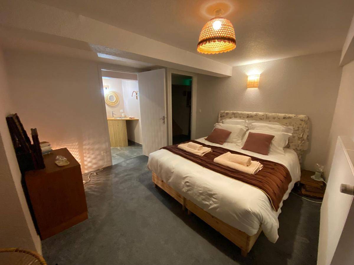 Double Room with Private Bathroom in Orcet, Région de Clermont-Ferrand