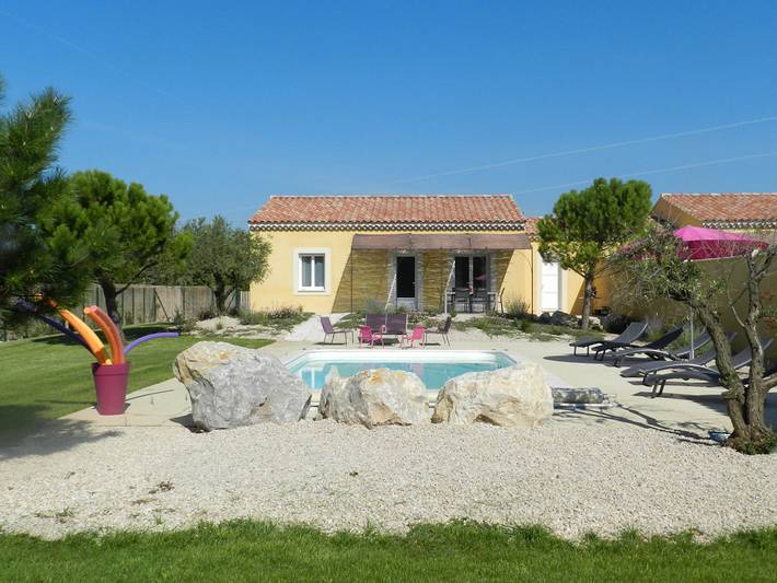 Gîte pour 6 personnes, avec piscine ainsi que terrasse et jardin