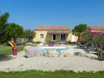 Gîte pour 6 personnes, avec terrasse ainsi que jardin et piscine à Pernes-les-Fontaines