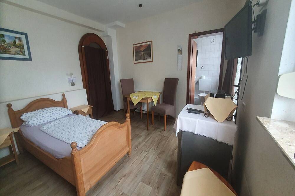 Ganze Wohnung, Schöne Ferienwohnung mit Terrasse in Homberg in Homberg, Knüllgebirge