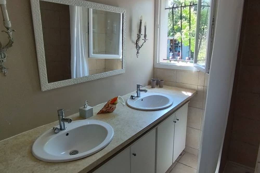 Villa 130 m2, piscine et terrasse, face à la mer, sur terrain arboré de 1300m2. in La Madrague, Hyeres