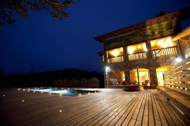 Casa rural para 19 personas, con jacuzzi y jardín además de piscina y balcón en Ripollès - 4