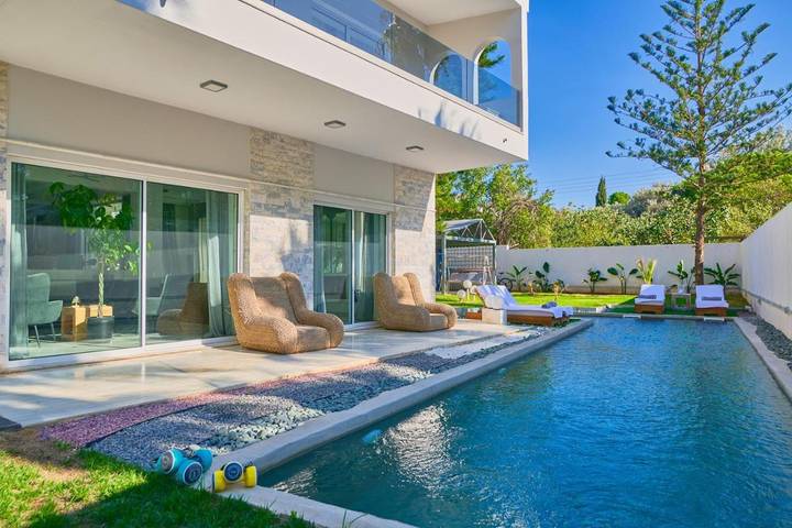 Villa für 9 Personen, mit Pool und Ausblick sowie Garten, mit Haustier in Voula