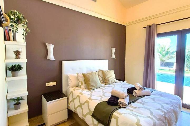 Ligthouse, private heated pool, Prime video, wifi, bbq, ping pong, etc. in Montaña Roja, Yaiza