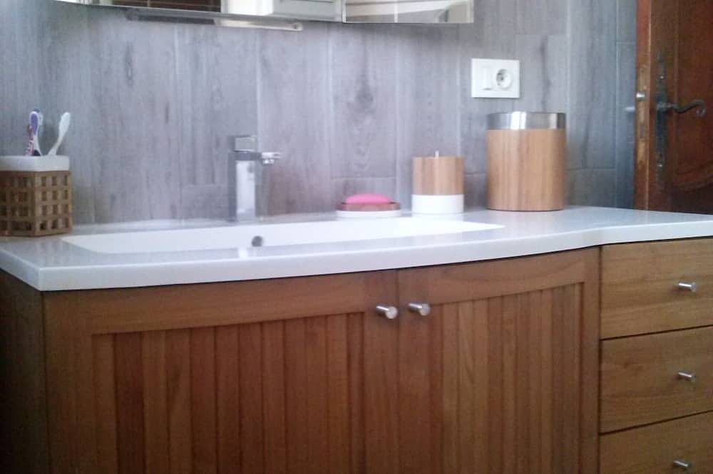 Villa with pool in quiet location near Cagnes sur mer in La Gaude, Cannes region